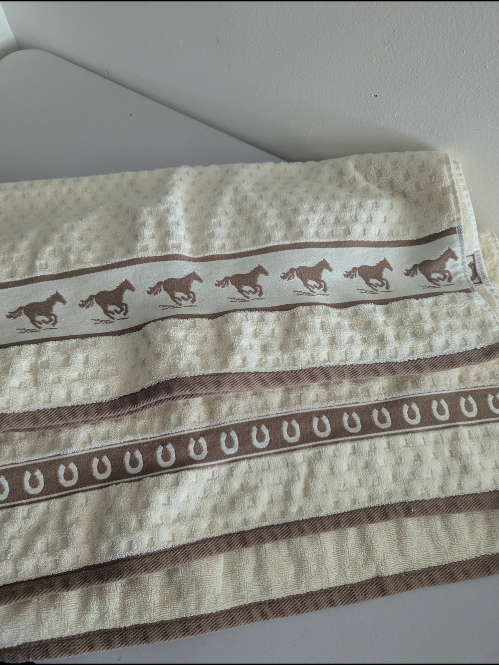 Cozy western-themed towel set in cream and brown with running horse/horseshoe - Picture 3 of 8